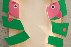 exposition-interactive-tout-petits-pour-mediatheques-comptine-puzzle-un-petit-cochon-pendu-au-plafond-00-scaled