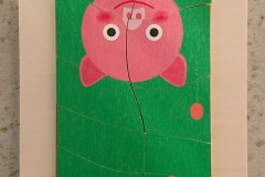 exposition-interactive-tout-petits-pour-mediatheques-comptine-puzzle-un-petit-cochon-pendu-au-plafond-01-scaled